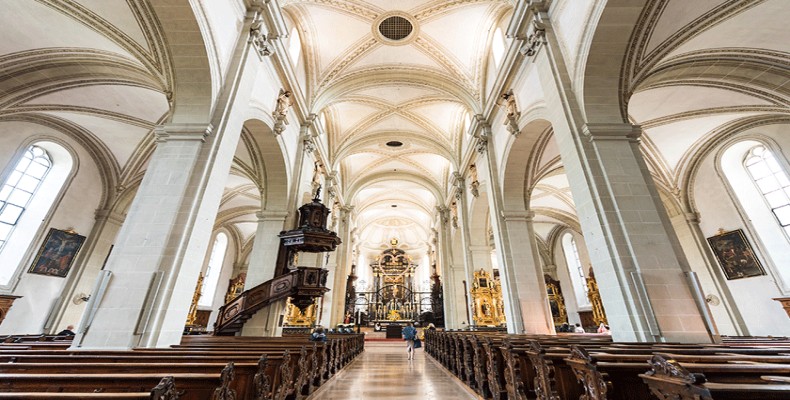 فضای داخلی کلیسای سنت لئودگار لوسرن با معماری تاریخی