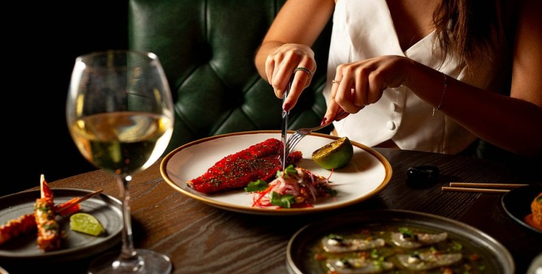 فضای خاص رستوران زوم بلایندن انگل در مونیخ؛ تجربهای متفاوت از تفریحات شبانه رمانتیک