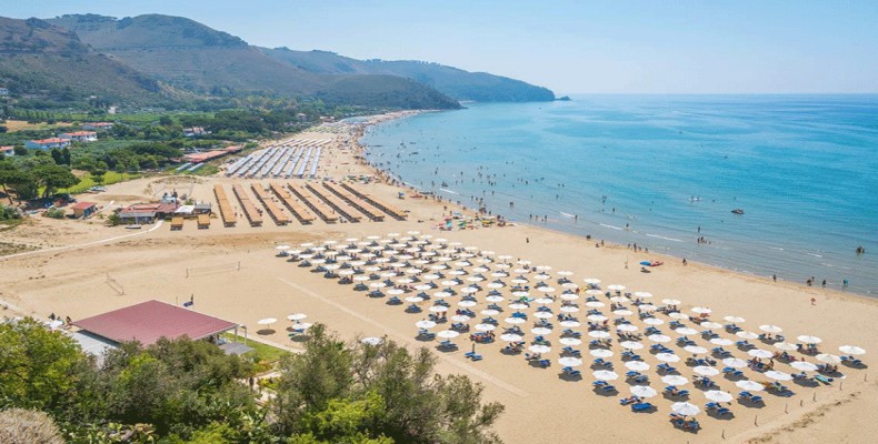 ساحل اسپرلونگا با شن سفید و شهر ساحلی زیبا در نزدیکی رم