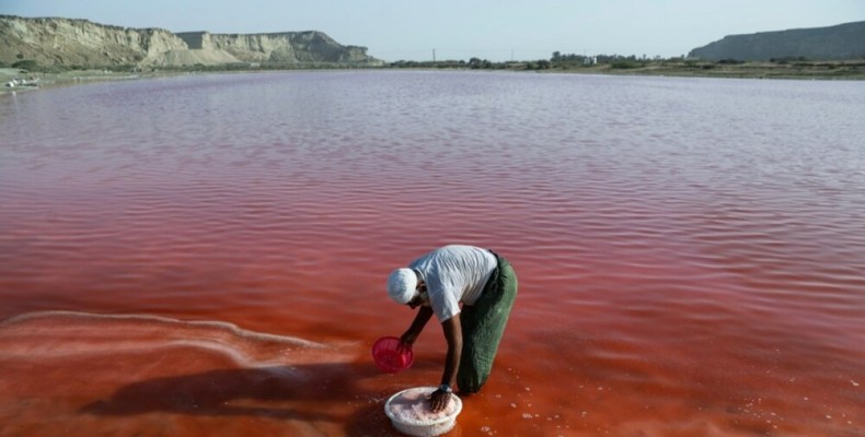 برداشت نمک از دریاچه صورتی چابهار توسط مردم محلی