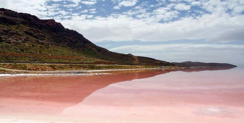 تالاب لیپار چابهار با رنگ صورتی در مسیر جاده ساحلی چابهار