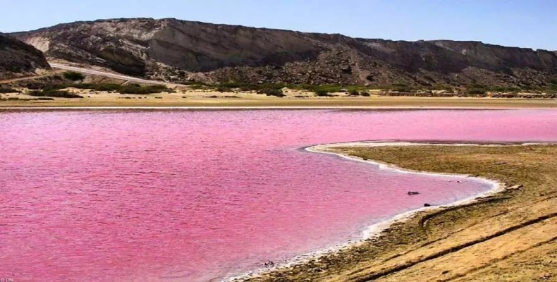 ساحل دریاچه لیپار چابهار با آب صورتیرنگ