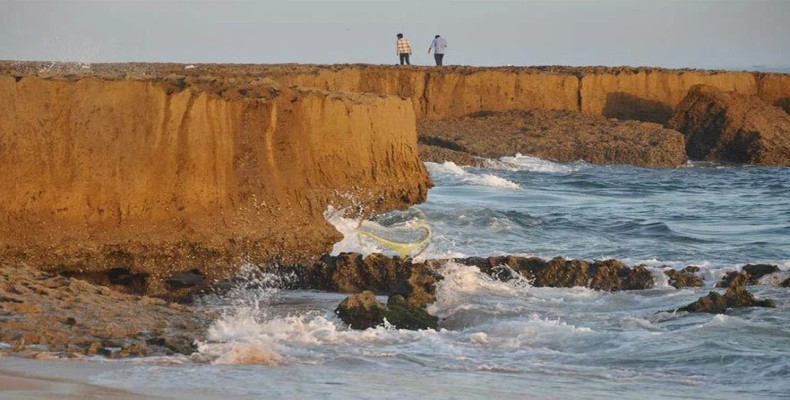 نمای ساحل صخرهای چابهار و برخورد امواج دریای عمان با صخرهها
