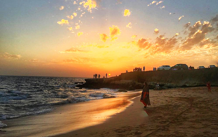 غروب آفتاب در ساحل ماسه‌ای خلیج پزم