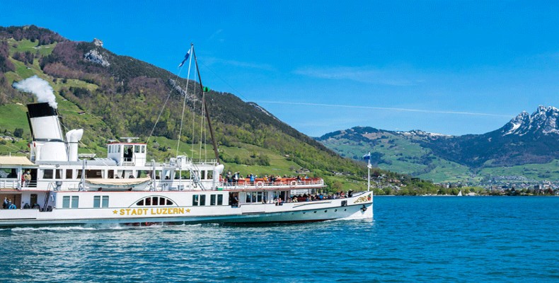 قایقسواری در دریاچه لوسرن و چشمانداز کوههای آلپ سوئیس