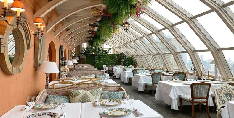 نمای پانورامای شهر از رستوران بونو در طبقه بالای هتل در مسکو