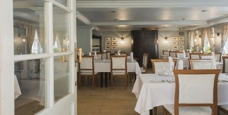 فضای داخلی رستوران سوروریانه در مسکو با طراحی خاص و نورپردازی شبانه