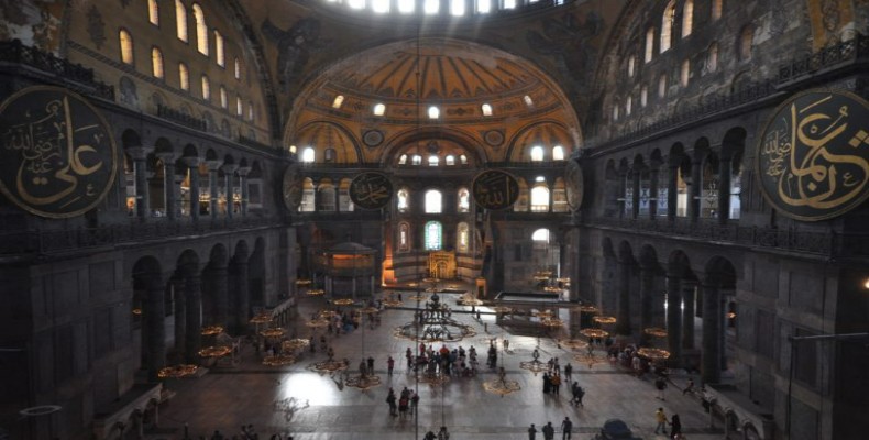 نمای شبستان مرکزی ایاصوفیه استانبول از بالا