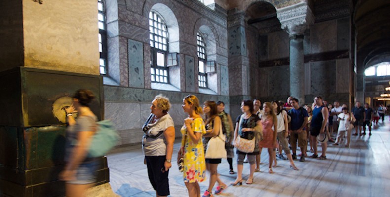 ستون گریه ایاصوفیه و صف بازدیدکنندگان