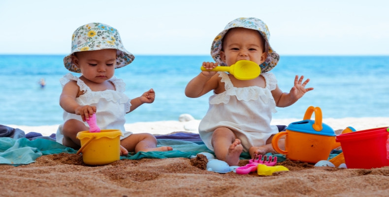 وسایل بازی کودکان کنار ساحل
