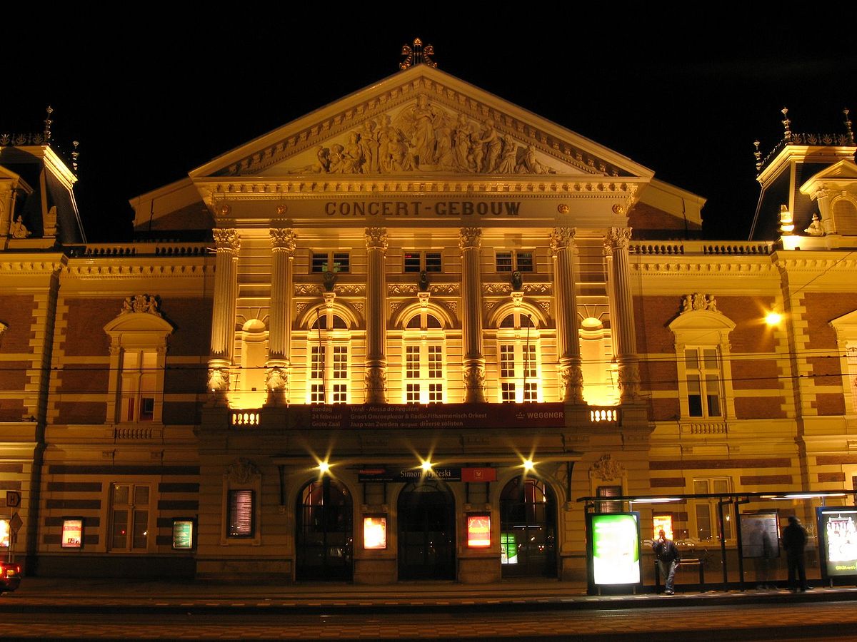 کنسرت‌گِباو از جاهای دیدنی آمستردام در شب