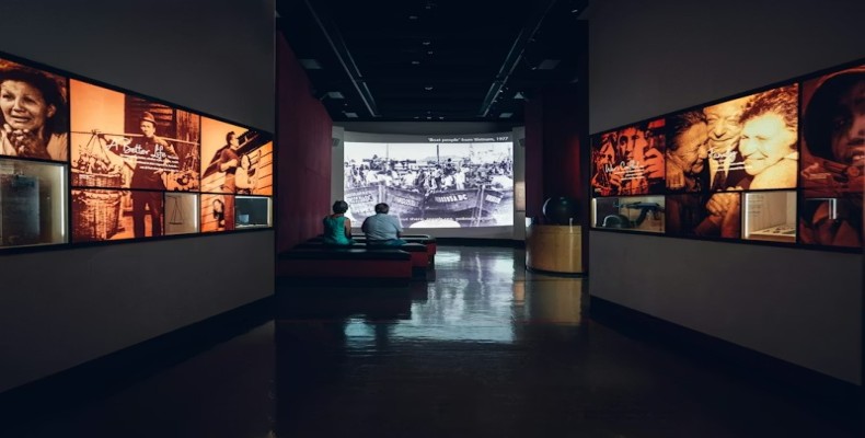 فضای داخلی موزه مهاجرت ملبورن با نمایش تاریخ مهاجران استرالیا