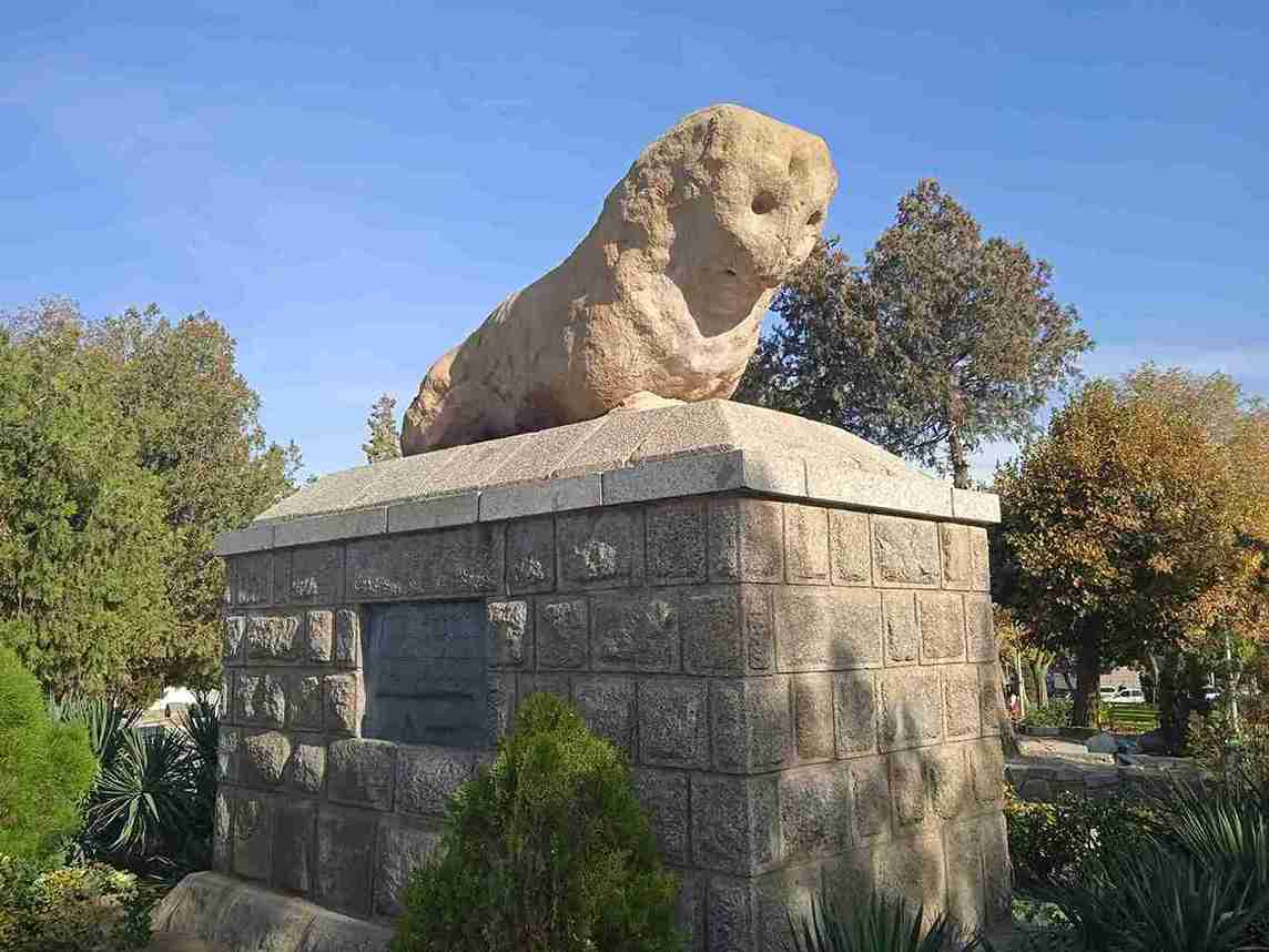 شیر سنگی همدان؛ نگهبان دروازه قدیمی شهر - مجله گردشگری سه کلیک