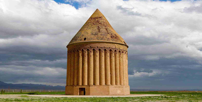 جاهای دیدنی مشهد؛ برج رادکان چناران