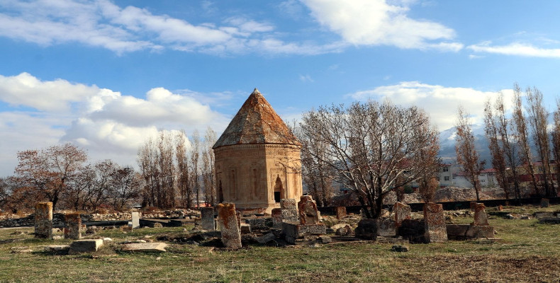 آرامگاه حلیمه ‌خاتون در وان