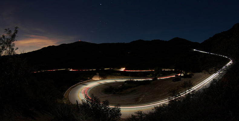 رانندگی شبانه در مسیر تماشایی Mulholland Drive لس آنجلس