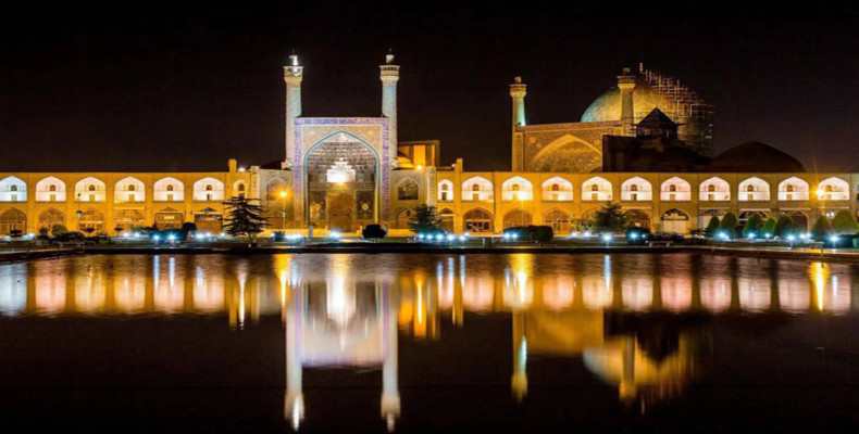 میدان نقش جهان در شب از جاهای رمانتیک اصفهان