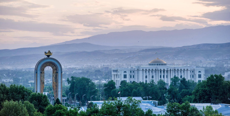 نمایی از شهر دوشنبه تاجیکستان با کاخ ریاست‌جمهوری و یادبود استقلال