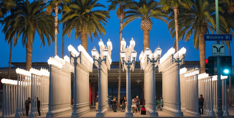 مجسمه نوری Urban Light در موزه LACMA