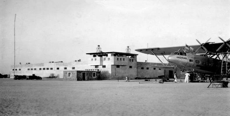 عکس قدیمی از فرودگاه اولیه شارجه در دهه ۱۹۳۰ با ساختمان و هواپیمای Imperial Airways