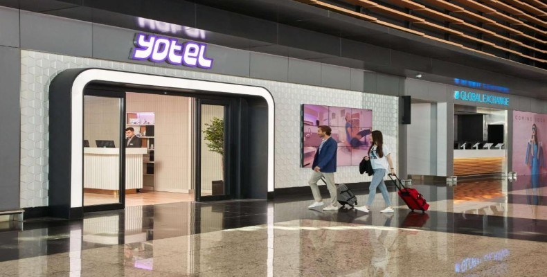 ورودی هتل YOTEL در داخل فرودگاه جدید استانبول برای اقامت مسافران ترانزیت