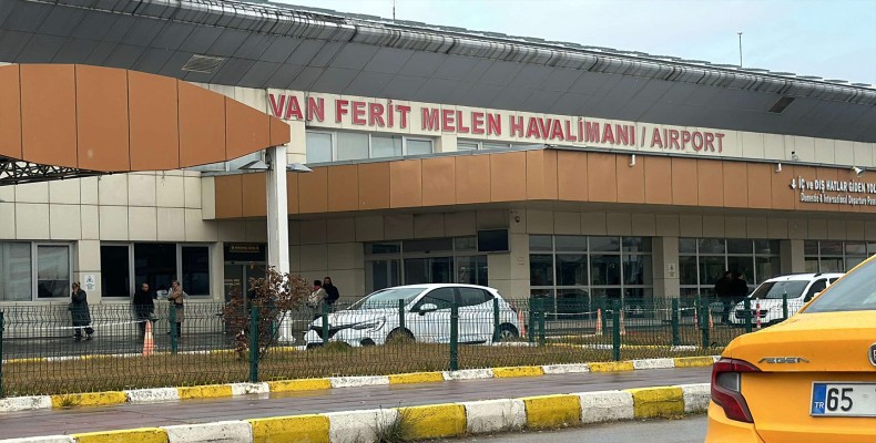 نمای ورودی فرودگاه فریت ملن وان با تابلو Van Ferit Melen Havalimanı و تاکسی زرد در مقابل ساختمان