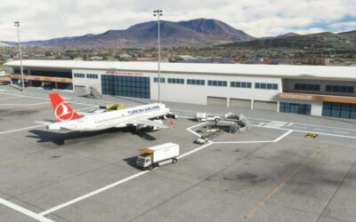 واپیمای ترکیش ایرلاینز در باند فرودگاه فریت ملن وان ترکیه با نمای ترمینال و کوههای اطراف شهر وان