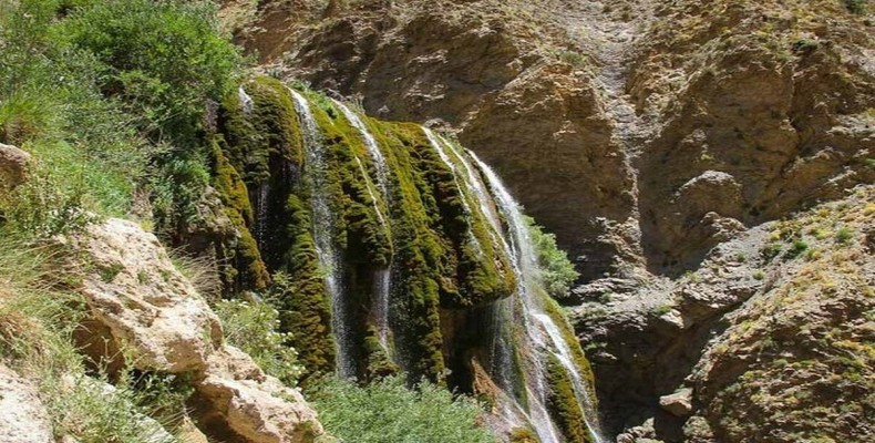 آبشار لادر اصفهان؛ طبیعتی بکر با صخره‌های سبز و چشم‌اندازی دل‌انگیز برای عکاسی