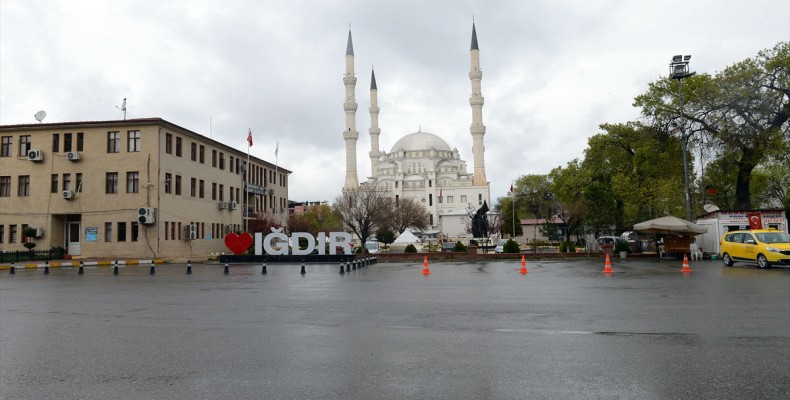 میدان اصلی شهر ایغدیر با مسجد مرکزی و تابلوی I Love Iğdır در روز بارانی
