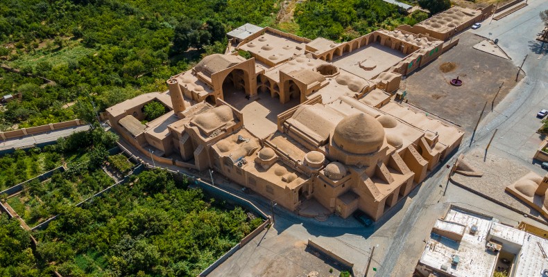 مسجد جامع اردستان؛ یکی از قدیمی‌ترین مساجد ایران با معماری خشتی و گنبدی منحصربه‌فرد