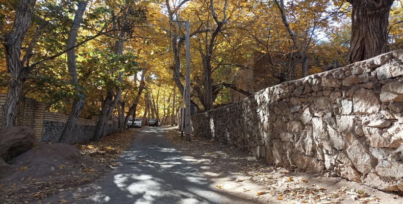 روستای طامه نطنز با طبیعت کوهستانی و مسیرهای سبز و خنک برای پیاده‌روی