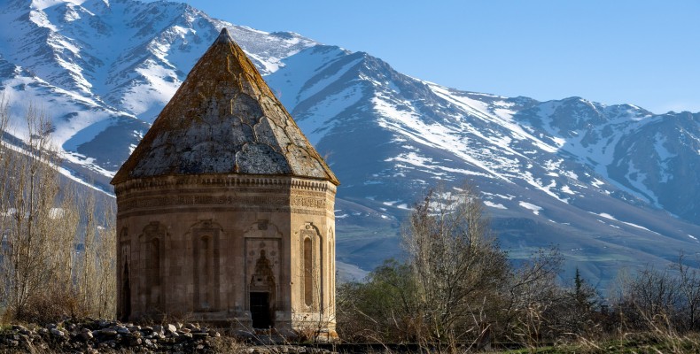 مقبره حلیمه خاتون و مسجد عزالدین شیر در وان ترکیه با چشم‌انداز کوهستان