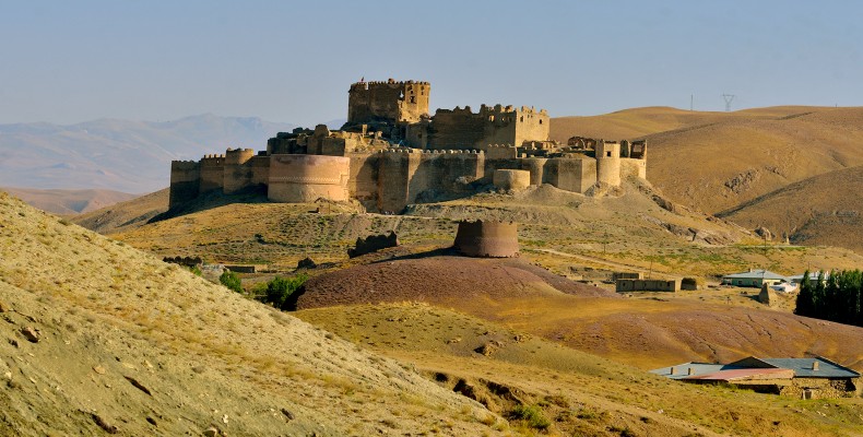 قلعه هوشاپ وان ترکیه در دل کوه‌های شرقی وان