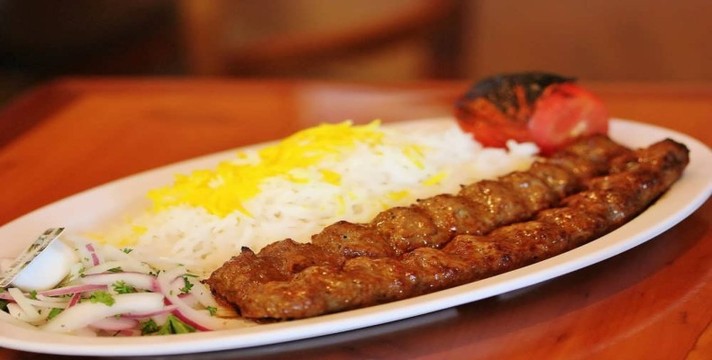 پرس کباب کوبیده با برنج زعفرانی در رستورانهای مهاباد