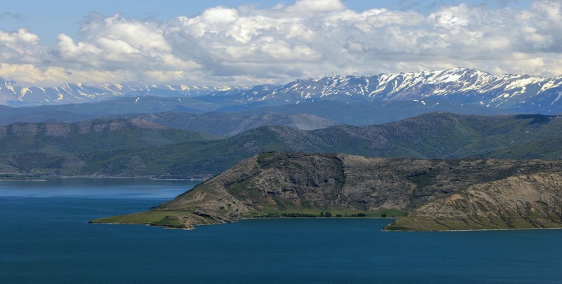 نمایی از دریاچه وان و کوه‌های اطراف در ترکیه