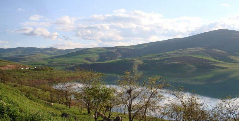 طبیعت بهاری اطراف دریاچه سد مهاباد