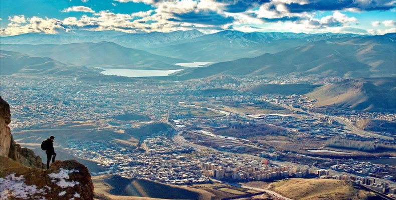 چشمانداز هوایی شهر مهاباد از دامنه کوهها