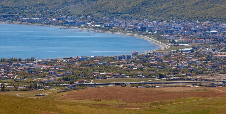 نمای هوایی شهر وان ترکیه و دریاچه وان در بهترین فصل سفر