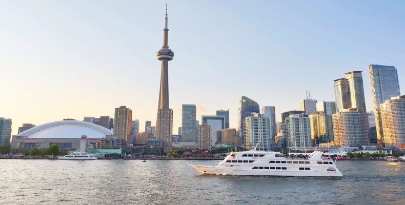 کشتی مسافربری تورنتو با نمایی از برج CN