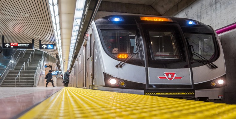 قطار مترو TTC در ایستگاه شهری