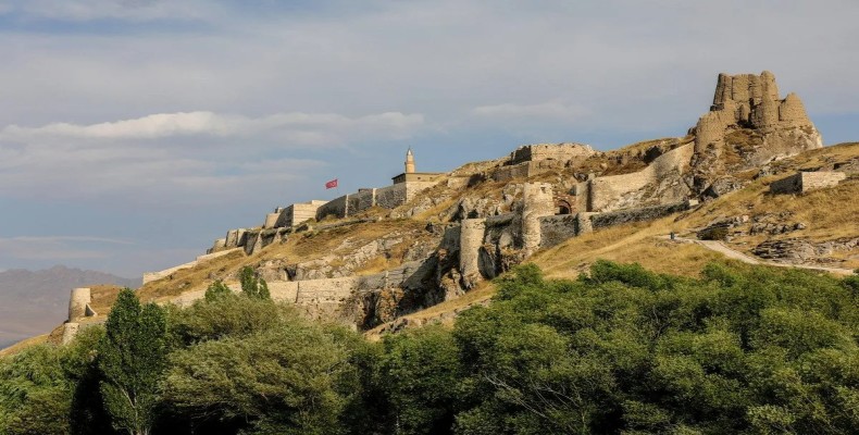 قلعه تاریخی وان ترکیه در بالای تپه با چشم‌انداز شهر