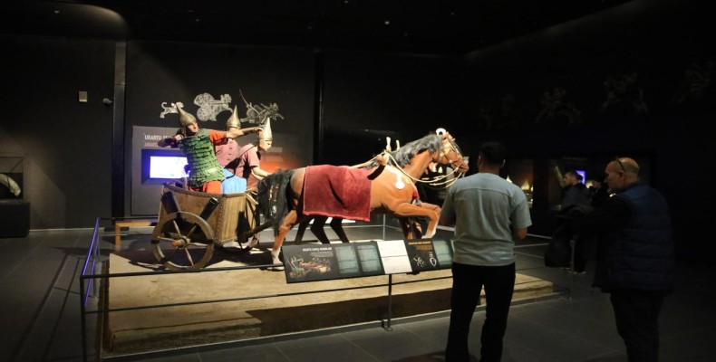 موزه وان ترکیه و آثار تمدن اورارتو با مجسمه‌های تاریخی