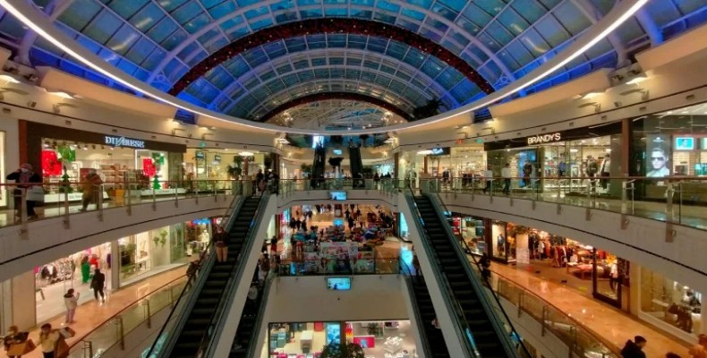 نمای داخلی مرکز خرید در وان با فروشگاههای متعدد؛ فضای خرید در زمان حراجهای وان ترکیه