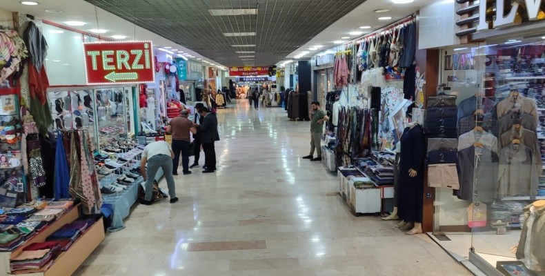 بازار زیرزمینی وان ترکیه با فروشگاه‌های محلی و پوشاک