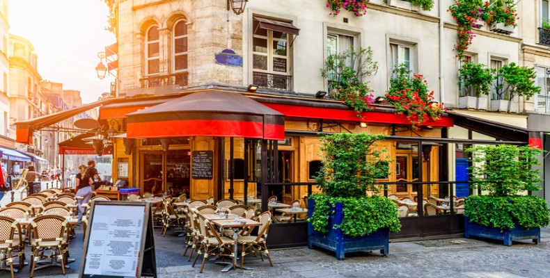 کافههای خیابانی پاریس با میزهای روباز و فضای کلاسیک فرانسوی
