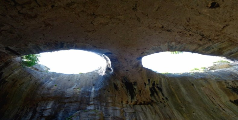 پروهودنا (Prohodna Cave)