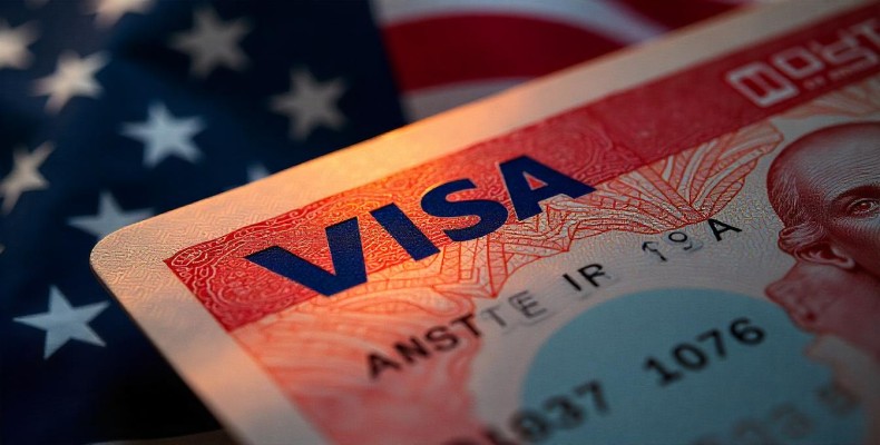 ویزای آمریکا و پاسپورت در پسزمینه پرچم آمریکا