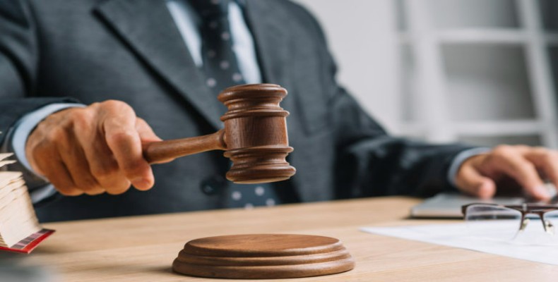 اجرای حکم قضایی و صدور دستور ممنوع‌الخروجی توسط دادگاه