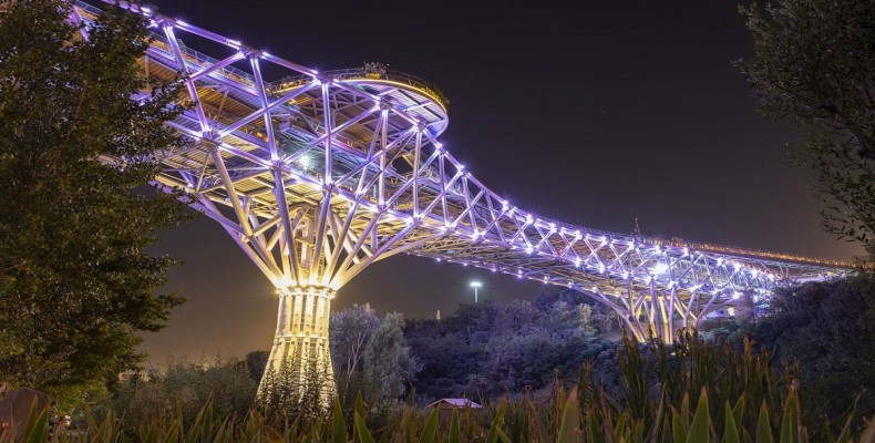 نمایی شبانه از پل طبیعت تهران