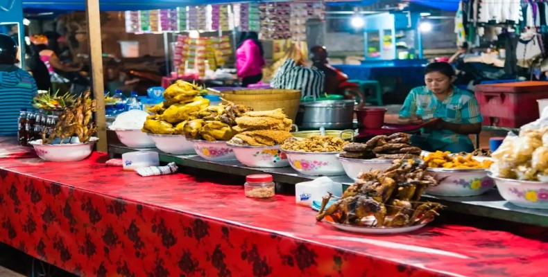 بازار شبانه بالی با غرفههای محلی و غذاهای سنتی